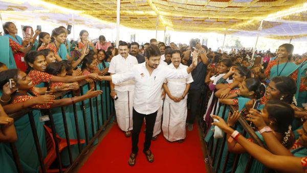  திருவள்ளுவருக்குக் காவி சாயம் அடிக்க முயற்சி