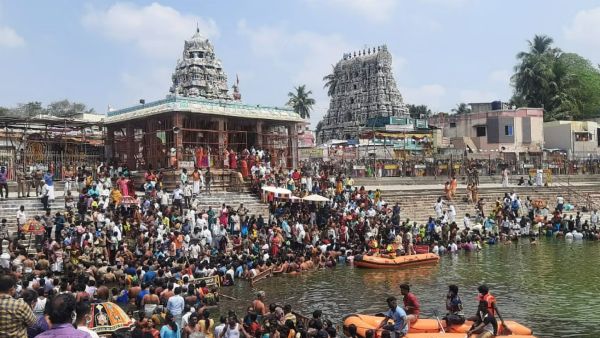 மாசி மகம் கும்பகோணத்தில் கோலாகலம்..இன்று தீர்த்தவாரி.. மகாமகம் குளத்தில்  புனித நீராடல் | Masi Magam 2023: Devotees holy bath at Mahamagam  Theppakulam in Kumbakonam - Tamil Oneindia