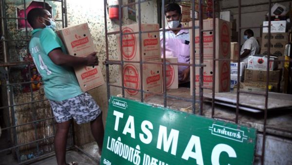 Petrol bomb hurled at Tasmac shop in Valasaravakkam, Chennai Youth arrested Petrol bomb hurled at Tasmac shop in Valasaravakkam, Chennai Youth arrested