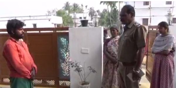 மன்னிப்பு கேட்பது போல நடிப்பு 