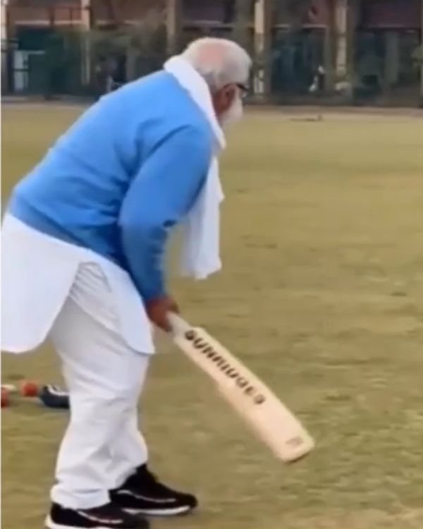  பேட்டிங் செய்யும் மோடி