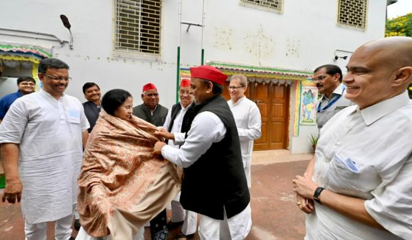 மம்தாவை சந்தித்த அகிலேஷ்