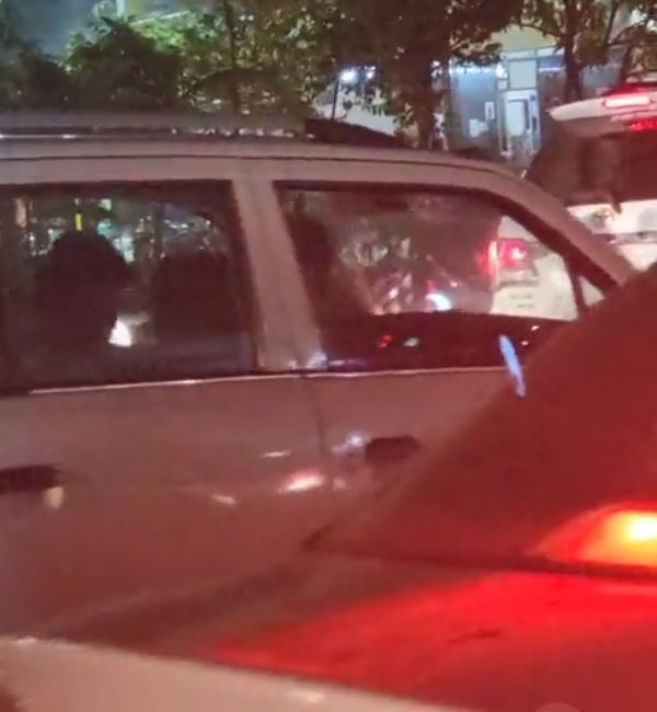 யார் அவர்கள்? 