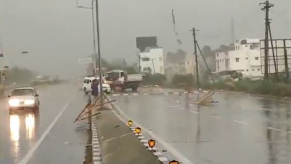 தூக்கி வீசப்பட்ட தடுப்பு வேலிகள் 