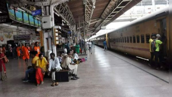 பயணிகள் போராட்டம் 