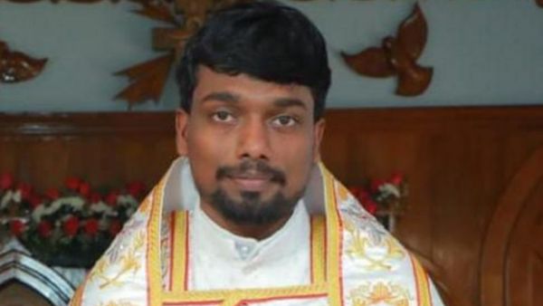 பாதிரியார் மீது புகார் 