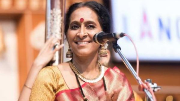 பிரபல பாடகி 