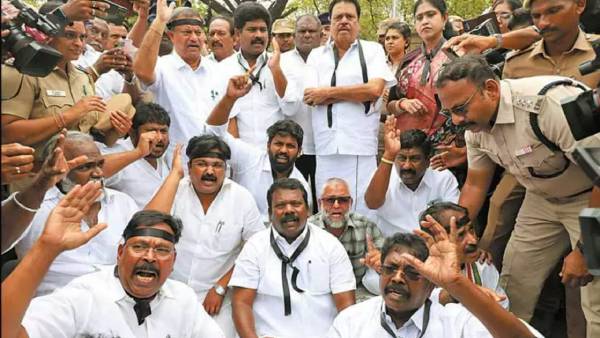 கருப்பு உடை கருப்பு உடை