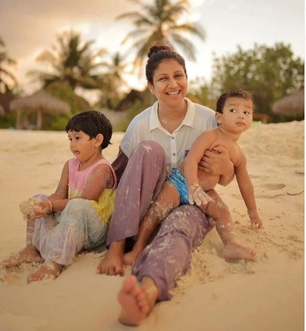  கடற்கரை மணலில் புதைய புதைய 