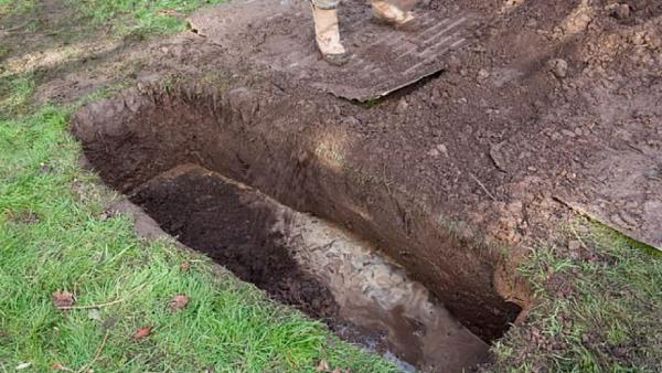 அடக்கம் செய்யும் பணியில்.. 