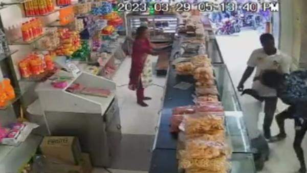  முதல்வர் படம் பொறித்த பனியன் 