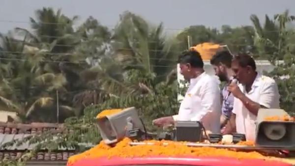 ரூ.500 நோட்டுகளால் பணமழை 