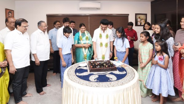 வீட்டில் பிறந்தநாள் கொண்டாடிய ஸ்டாலின் 