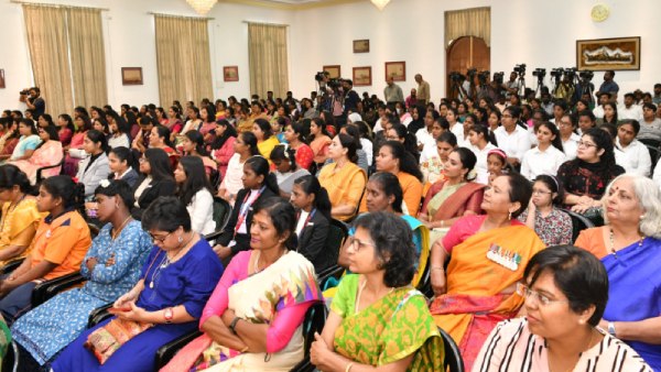 ஒவ்வொரு வெற்றிகரமான பெண்ணின் பின்னாலும் 