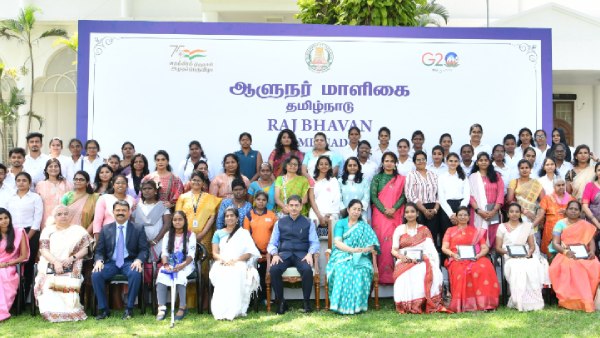 பெண்கள் கையில் இருக்கிறது 