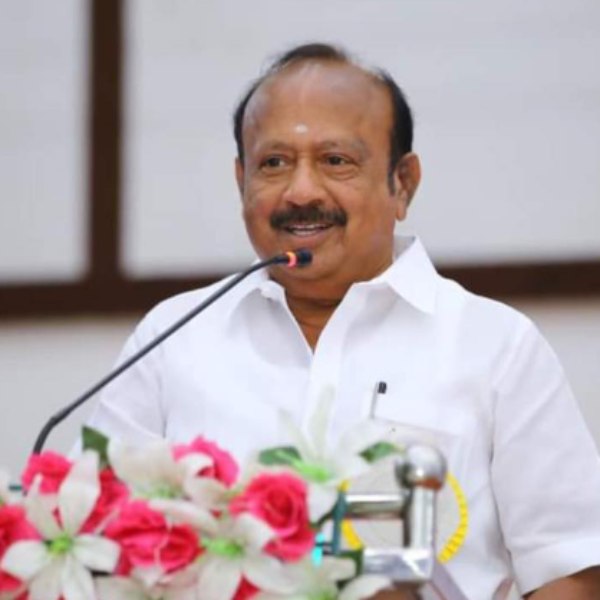 கருப்பு சட்டை அணிந்து 