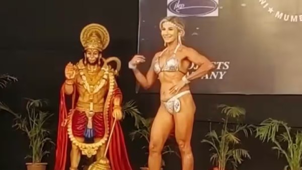 அனுமன் சிலை முன்பு 