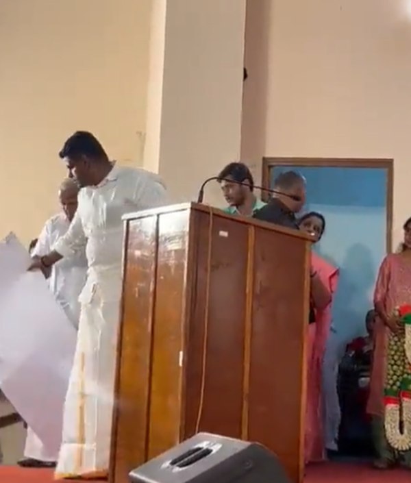 இங்கே என் படம் எதற்கு? 