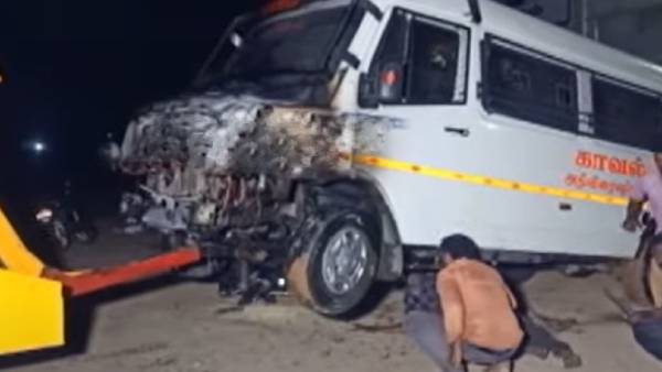 வேன் திடீரென்று தீ பிடித்தது வேன் திடீரென்று தீ பிடித்தது