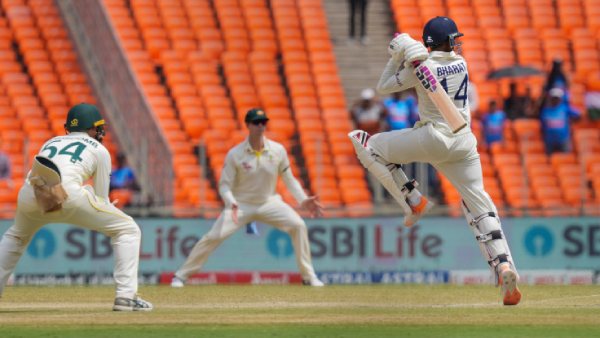 மைதானத்தில் வெடிப்புகள் 