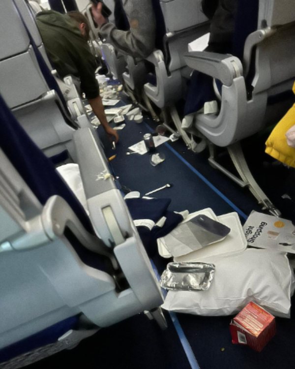 நடுவானில் குலுங்கிய விமானம் 