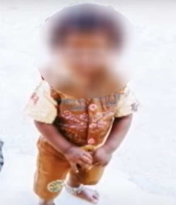 உறவினருடன் கடைக்கு.. 