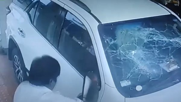 சிவா வீட்டின் மீது தாக்குதல் சிவா வீட்டின் மீது தாக்குதல்