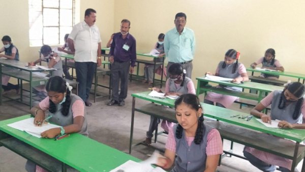 தமிழ் மொழித் தேர்வை எழுதாத மாணவர்கள் 