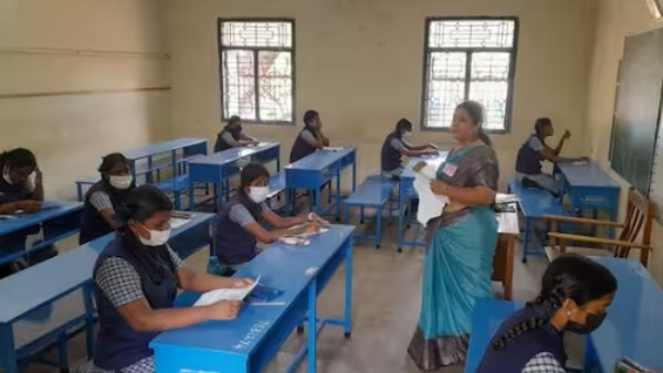 ஆங்கிலத் தேர்வை எழுதாத மாணவர்கள் 