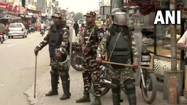 உதவியாளர் கைதால் மோதல் உதவியாளர் கைதால் மோதல்