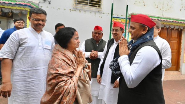 ரூட்டை மாற்றிய அகிலேஷ் யாதவ் 