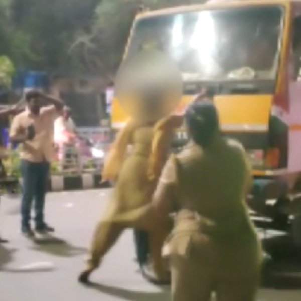 நடு ரோட்டில் 3 பெண்கள் ரகளை நடு ரோட்டில் 3 பெண்கள் ரகளை