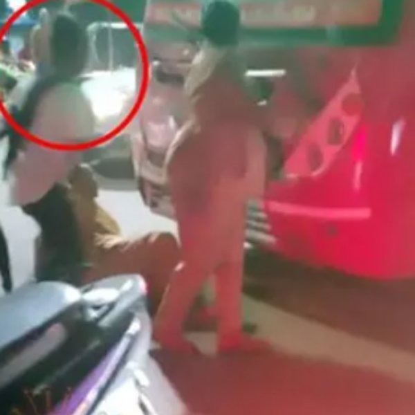 பெற்றோர்களிடம் ஒப்படைத்த போலீசார் பெற்றோர்களிடம் ஒப்படைத்த போலீசார்