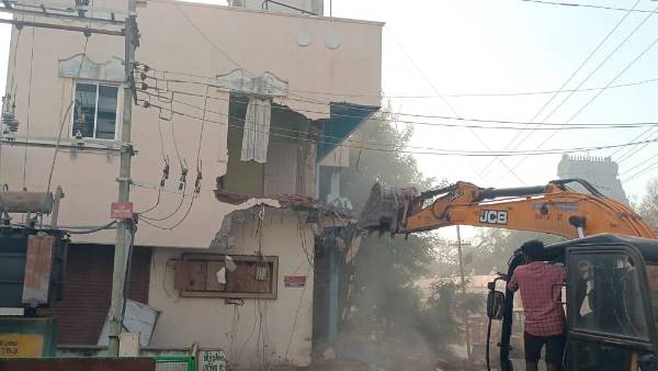  இடிக்கப்பட்ட வீடு