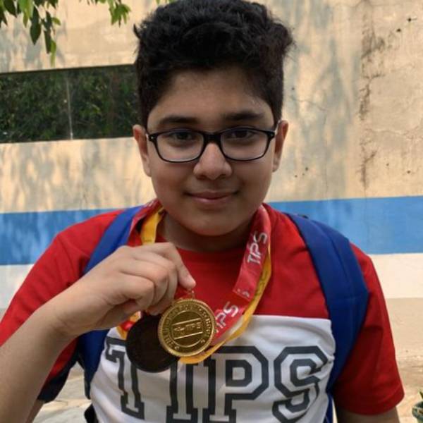  தோளுக்கு மேல் வளர்ந்த மகன் 