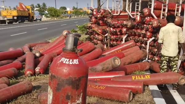 விபத்துக்குள்ளான லாரி 