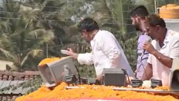 ரூ.500 நோட்டுகள் வீச்சு 