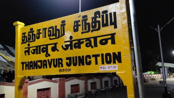 உள்ளே வர அனுமதிக்காமல்.. 