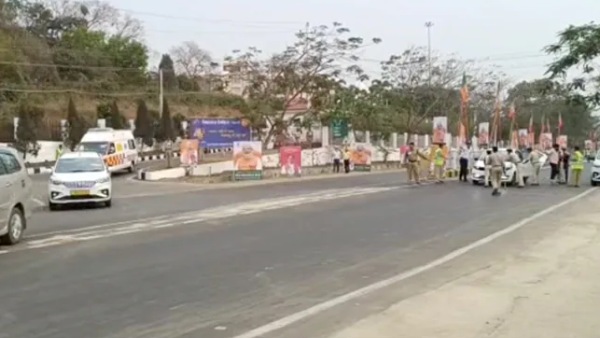 அத்துமீறி நுழைந்த கார் அத்துமீறி நுழைந்த கார்