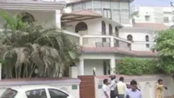 தேஜஸ்வி யாதவ் வீட்டில் 