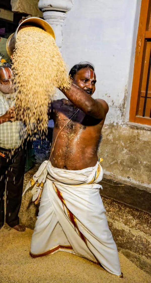 Srirangam Masi Theppathruvizha: Namperumal crawled with Upaya Nachiyars..Govinda slogan 