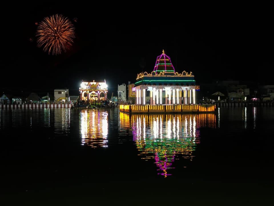 Srirangam Masi Theppathruvizha: Namperumal crawled with Upaya Nachiyars..Govinda slogan 