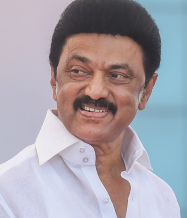  கேக் வெட்டிய முதல்வர் 