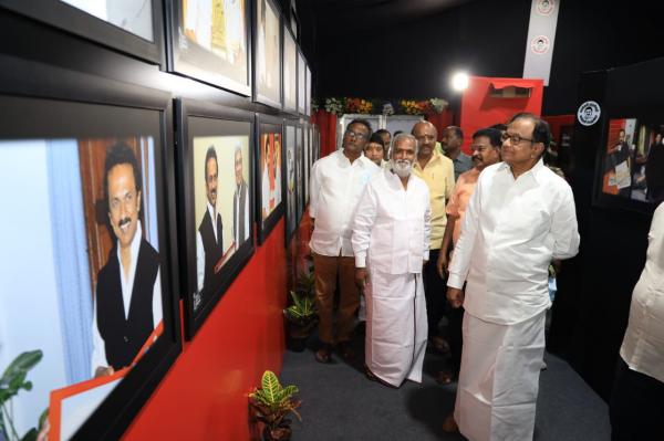 முன்னாள் நிதியமைச்சர் ப.சிதம்பரம்: