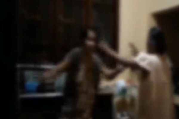 ஆவேசத்துடன் அடித்த பெற்றோர்