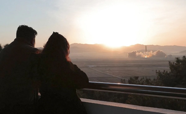 நேரில் பார்வையிடும் புகைப்படங்கள்