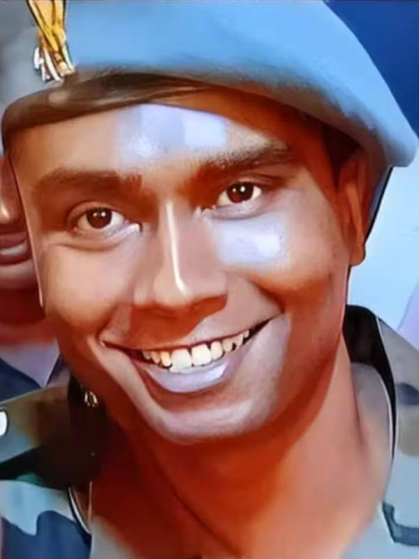 பைலட் ஆனார்