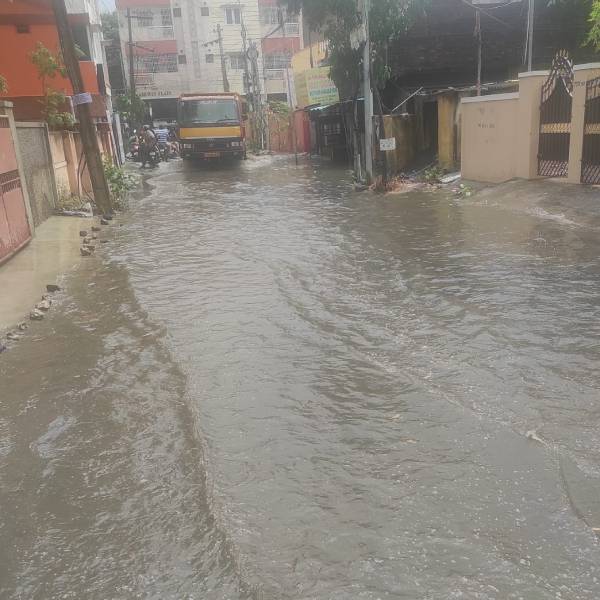 சாலைகளில் தேங்குகின்றன