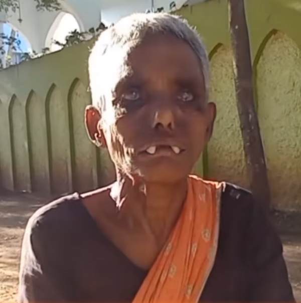  Mother return money to police which was stolen by her son from begger in Thanjavur