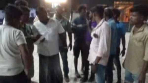 Lungi issue in thiruvannamalai and person who wear the lungi was not allowed in Theater
